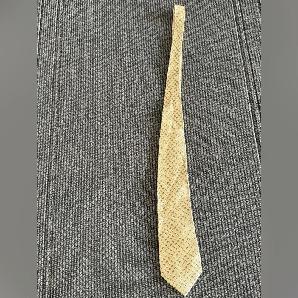 Roundtree & Yorke stylish tie
